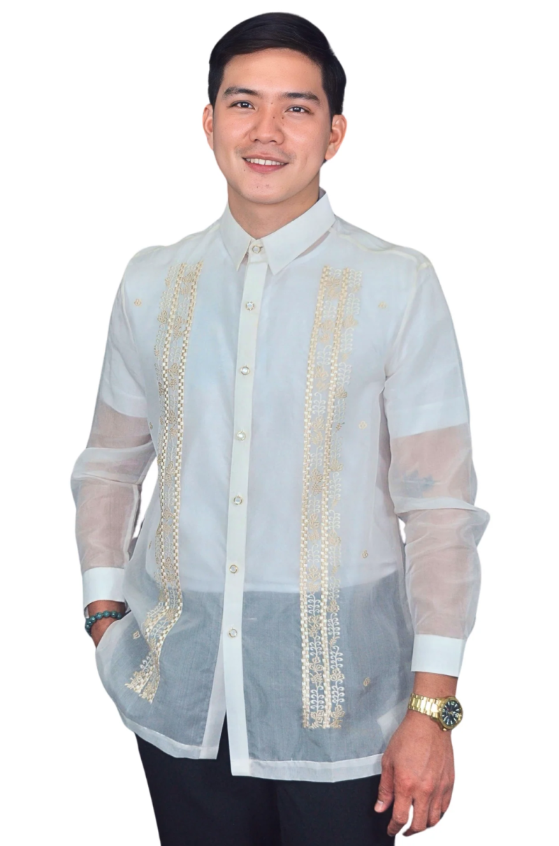 La guayabera es una buena opición, viste elegante y no pasa de moda