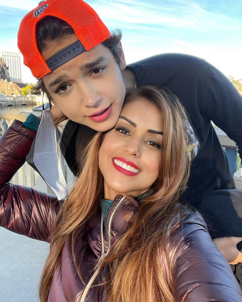 Selinée Méndez junto a su hijo Adolfo Ariel.