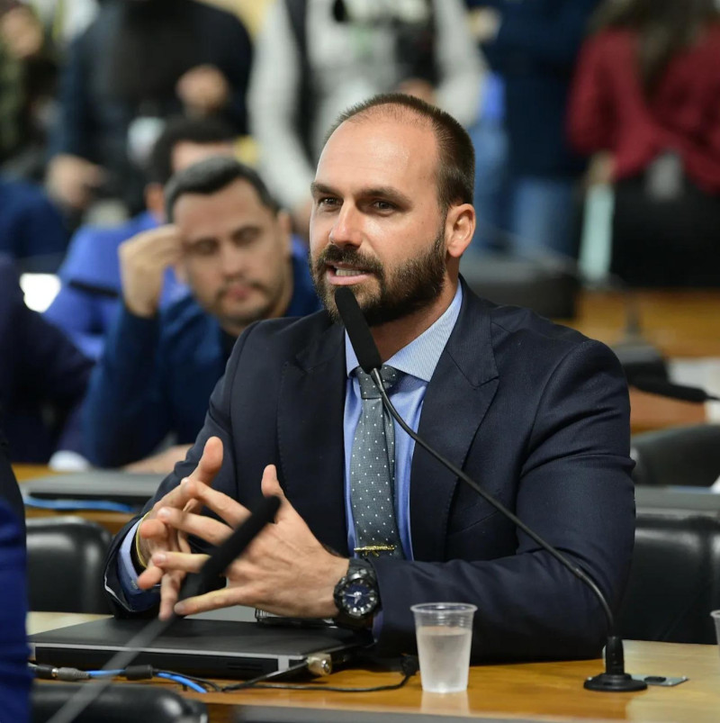 Eduardo Bolsonaro, un legislador ahora en autoexilio en Estados Unidos, calificó los cargos en su contra como infundados y los describió como persecución política.
