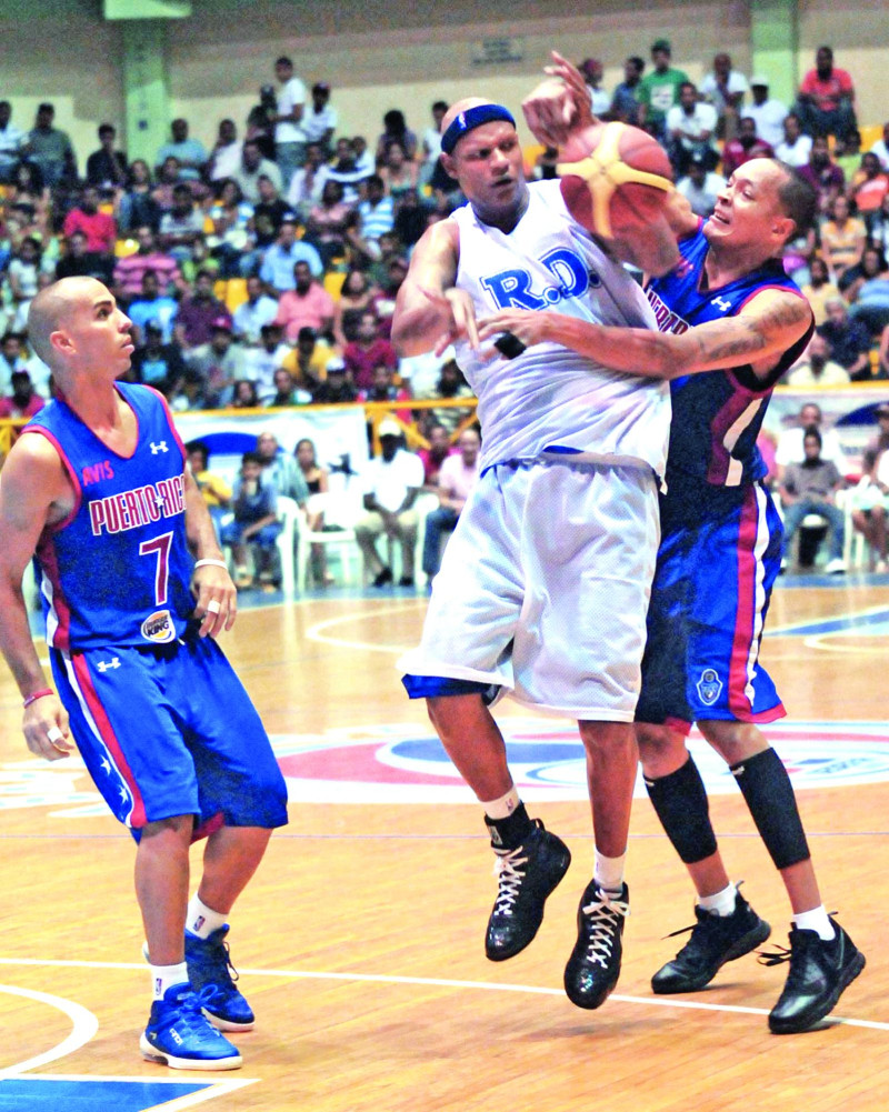 Charlie Villanueva trata de dar un pase ante la defensa de Carmelo Lee y Carlos Arroyo, de Puerto Rico.