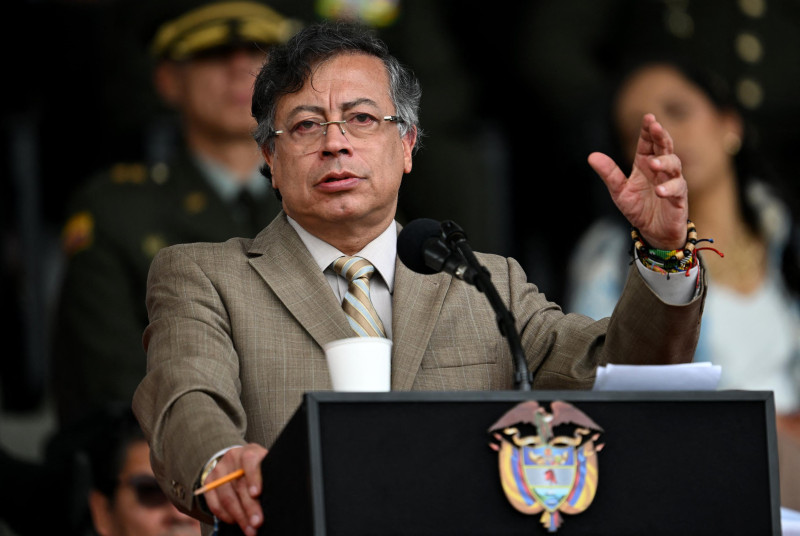 El presidente de Colombia, Gustavo Petro, pronuncia un discurso durante la conmemoración del 134.º aniversario de la Policía Nacional y el ascenso de oficiales en la Academia de Policía General Santander en Bogotá, el 13 de noviembre de 2025.