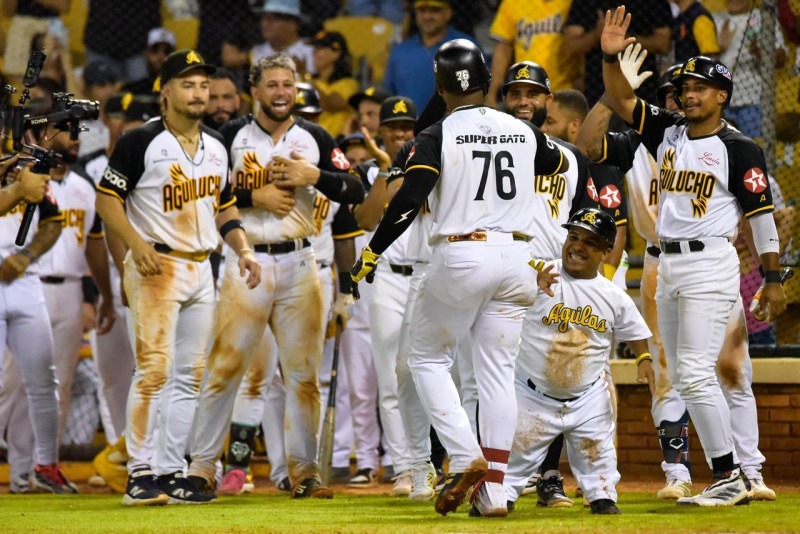 Alberto Rodríguez es recibido por sus compañeros luego de pegar jonrón.