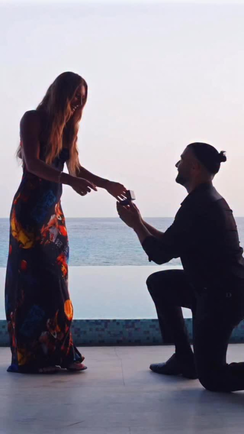 Jean Carlos Canela y su novia se comprometen en matrimonio.