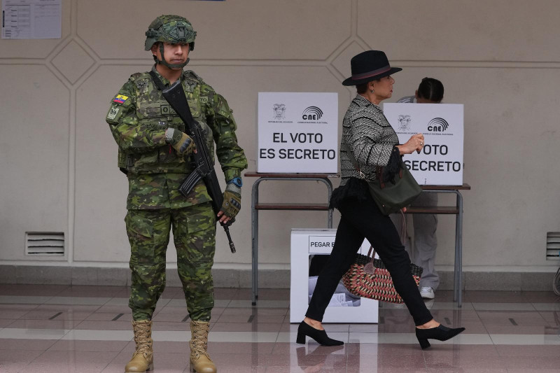 Un votante emite su voto en un referéndum sobre si permitir bases militares extranjeras en el país y reescribir la constitución a través de una asamblea constituyente.