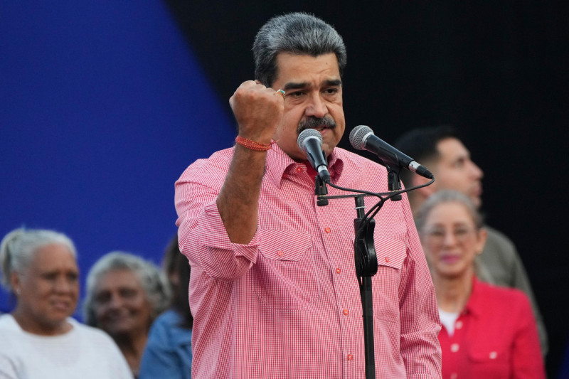 El presidente venezolano Nicolás Maduro se dirige a los civiles que juran unirse a una red de defensa organizada por el Estado en el barrio de Petare, Caracas, Venezuela, el sábado 15 de noviembre de 2025.