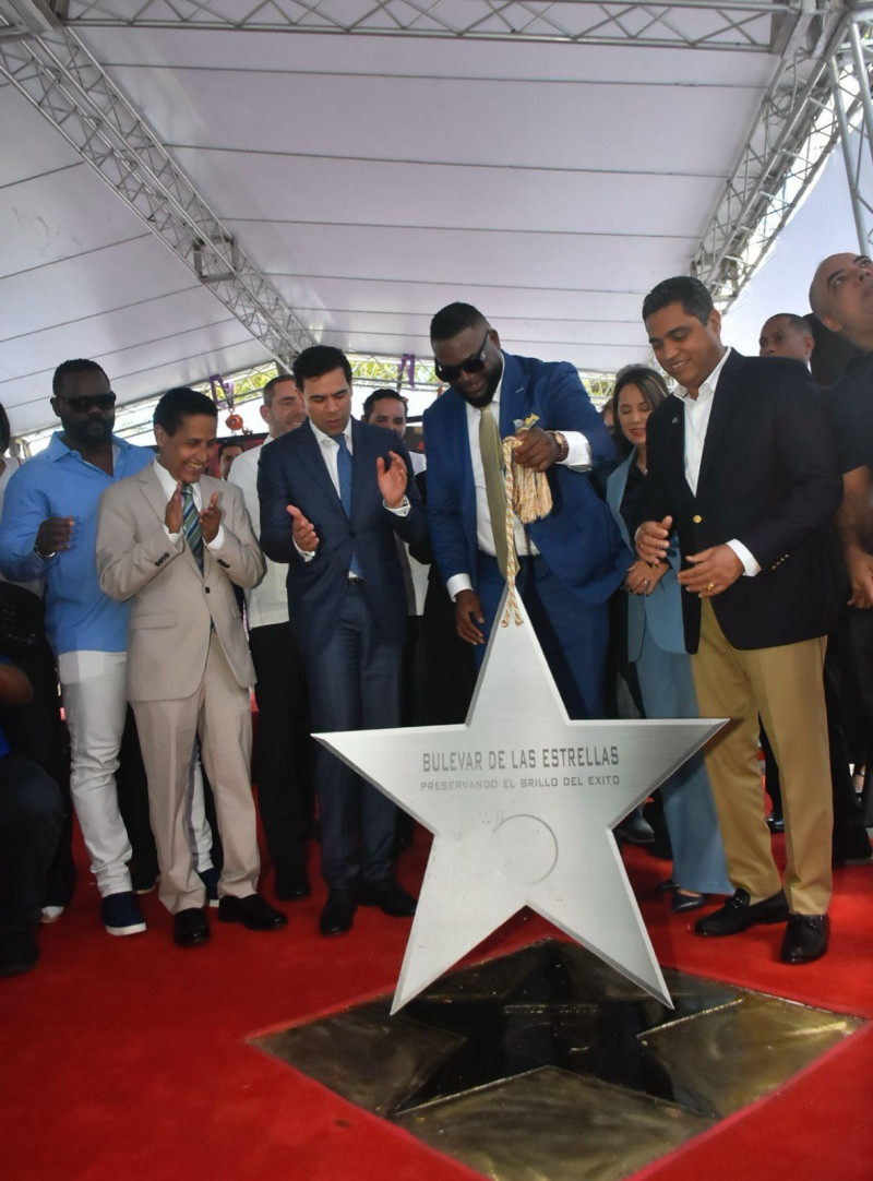 David Ortiz develiza su estrella en el Bulevar de las Estrellas en compañía de los ministros Kelvin Cruz y Roberto Ángel Salcedo, asi como de Carlos Batista Matos.