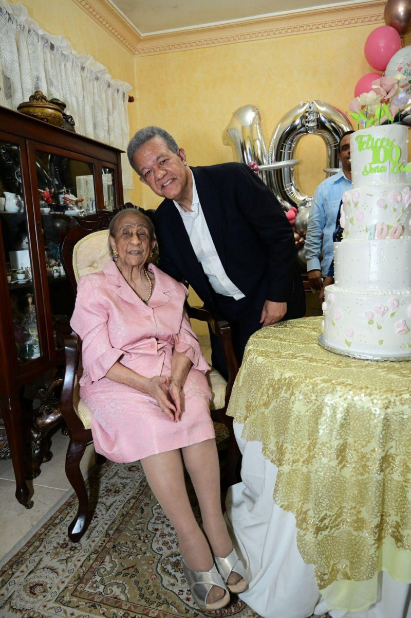 Doña Elsa Reyna, en vida junto a su sobrino el expresidente Leonel Fernández.