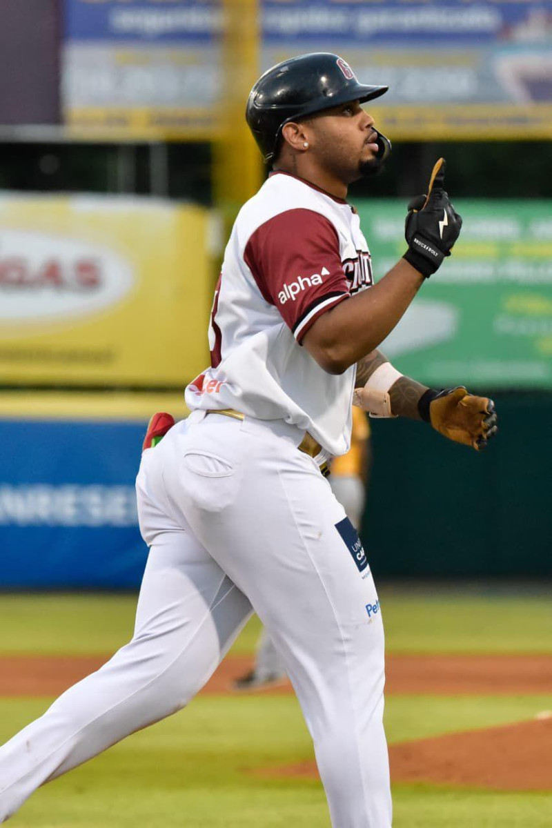 Deyvison de los Santos conectó el primer cuadrangular de su carrera en la liga dominicana.