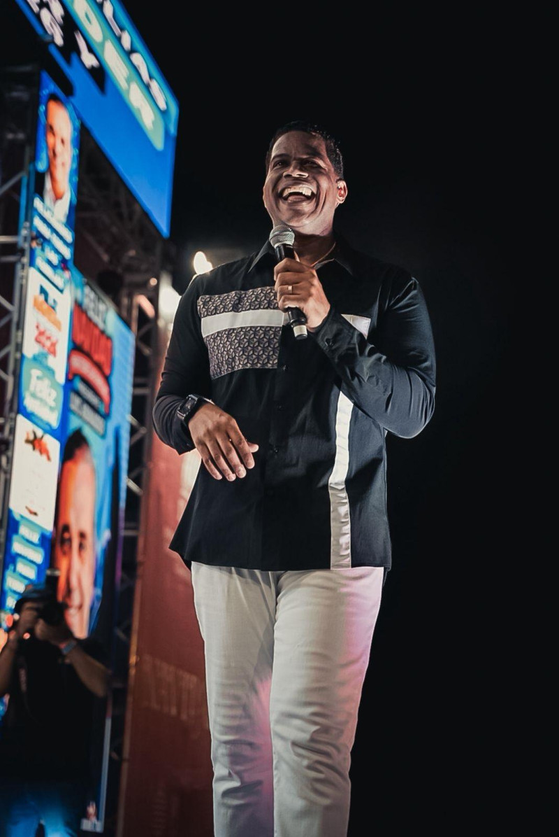 Jandy Ventura, sonriente, ante la multitud congregada en la explanada del Faro a Colón, la noche del domingo 23 de noviembre de 2025.