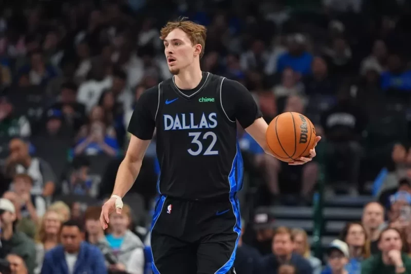 El alero de los Mavericks Cooper Flagg avanza con el balón en el encuentro ante Memphis el 22 de noviembre del 2025.