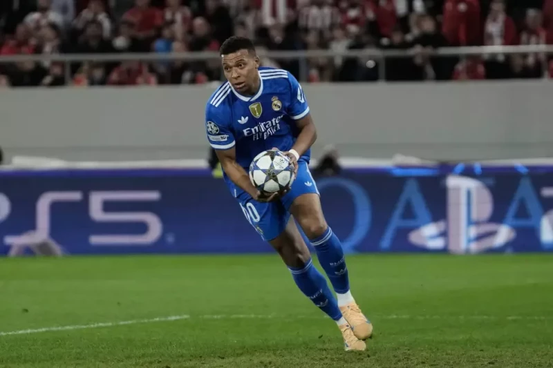 Kylian Mbappé después de marcar el primer gol del Real Madrid ante Olympiacos en la Liga de Campeones, el 26 de noviembre de 2025, en Pireos, Grecia.