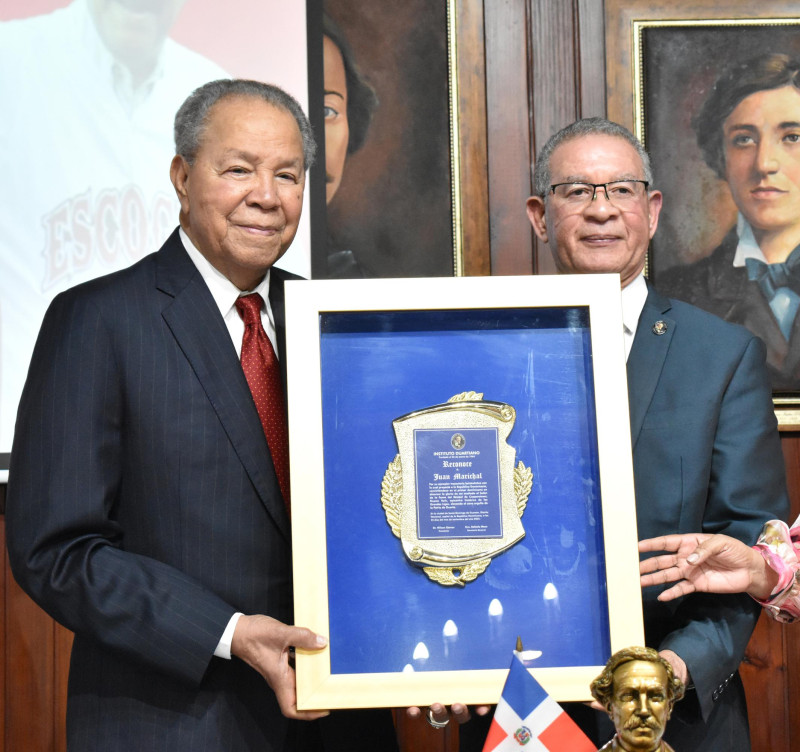 Juan Marichal recibe la distinción de manos de Wilson Gómez Ramírez, presidente del Instituto Duartiano.