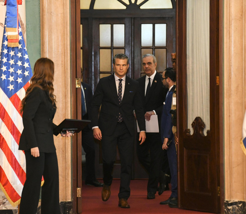 Pete Hegseth, secretario de Defensa de los Estados Unidos, en el Palacio Nacional de República Dominicana junto al presidente dominicano Luis Abinader
