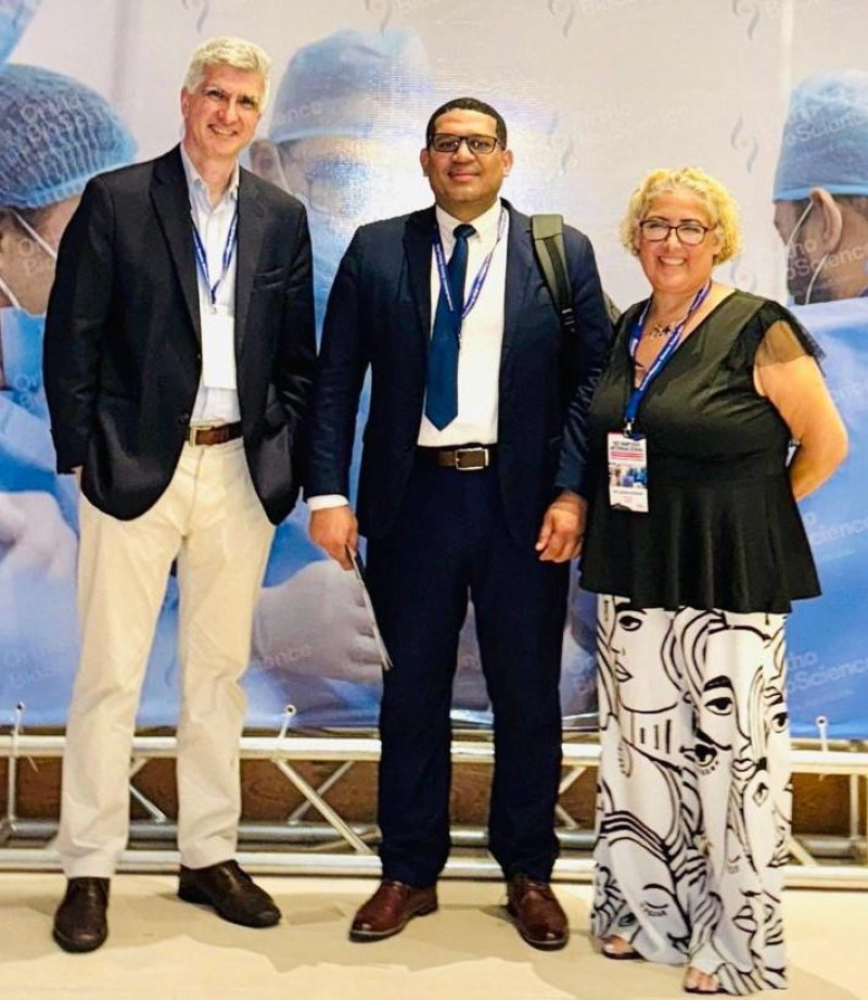 Personalidades en en simposio.