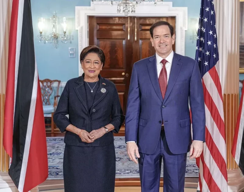 Fotografía publicada en la cuenta oficial en la red social X del secretario de Estado estadounidense, Marco Rubio (d), donde aparece junto a la primera ministra de Trinidad y Tobago, Kamla Persad-Bissessar, durante una reunión este martes, en Washington (Estados Unidos).
