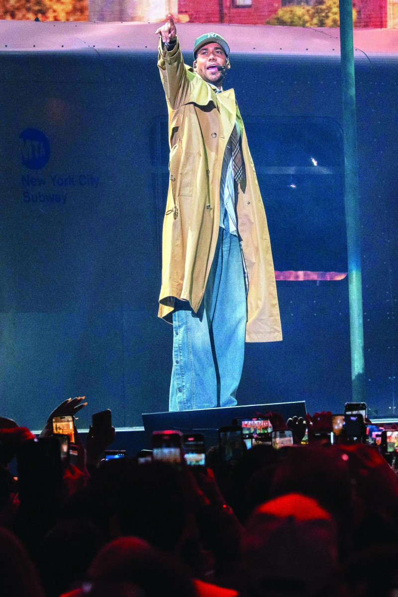 You": El sencillo debut del álbum, que alcanzó el número 1 en las listas Hot Latin Songs y Tropical Songs de Billboard. Fue fundamental para establecer su carrera en solitario.
"Promise" (feat. Usher): Un dueto de gran éxito que también llegó al número 1 y se convirtió en una de las canciones más icónicas del álbum.
"Mi Santa" (feat. Tomatito): Esta bachata clásica con un toque flamenco se convirtió en otro sencillo popular y un elemento básico de sus conciertos.
"La Diabla": Un sencillo que tuvo un buen rendimiento en las listas tropicales y se mantiene como una de las favoritas de los fans.
"Debate de 4" (feat. Anthony "El Mayimbe" Santos, Luis Vargas, Raulin Rodriguez): Esta colaboración única con otros grandes de la bachata dominicana es muy valorada dentro del género y entre los seguidores más puristas.
"Rival" (feat. Mario Domm): Una colaboración con el cantante de Camila que mostró su versatilidad en el pop latino.
"Que Se Mueran": Una pista en solitario que fue bien recibida por la audiencia.
"Soberbio": Otra canción en solitario que destaca por su letra y melodía.
"La Bella y la Bestia": Una canción romántica que resuena bien con su base de fans.