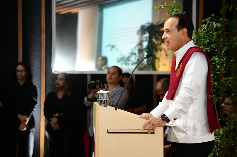 Rector Arturo del Villar en su discurso.