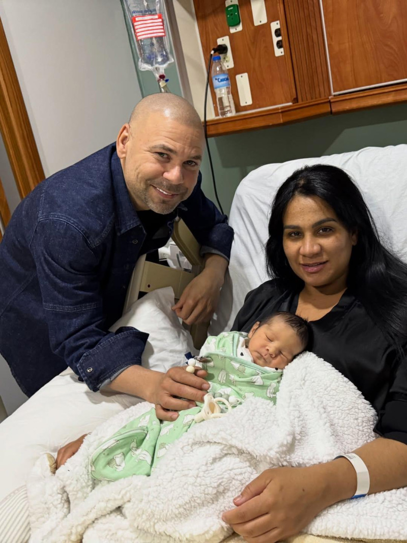 El Prodigio junto a su hijo y su pareja, Ilaine Eusebio.