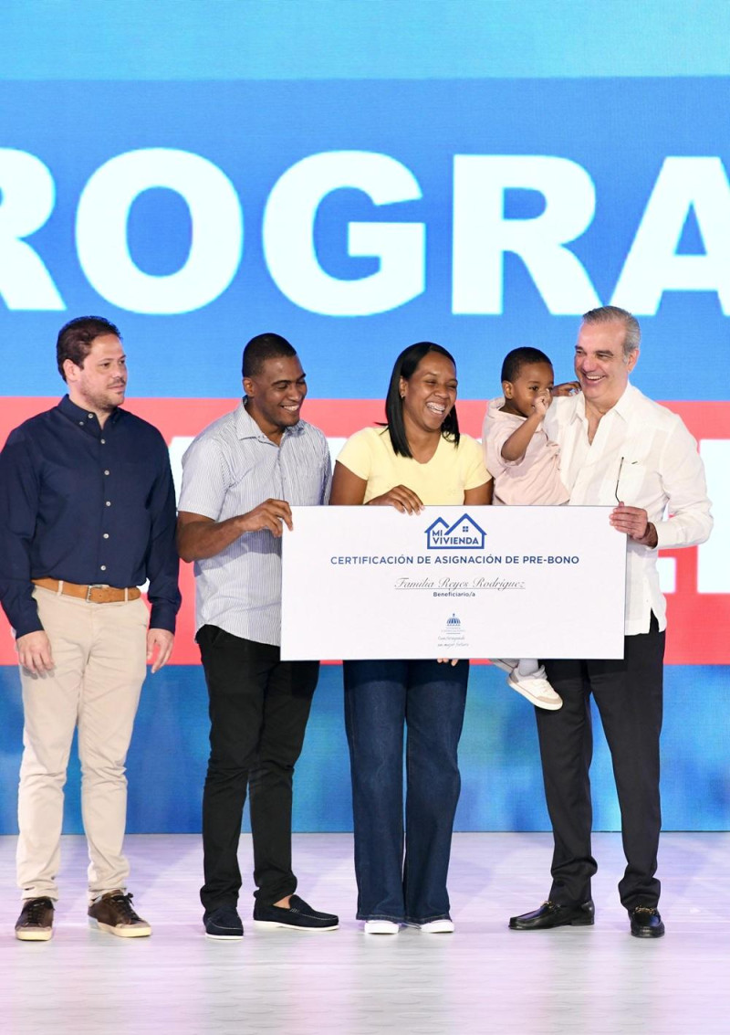 Luis Abinader y el ministro Carlos Bonilla entregan primeros bonos del programa "Mi vivienda".