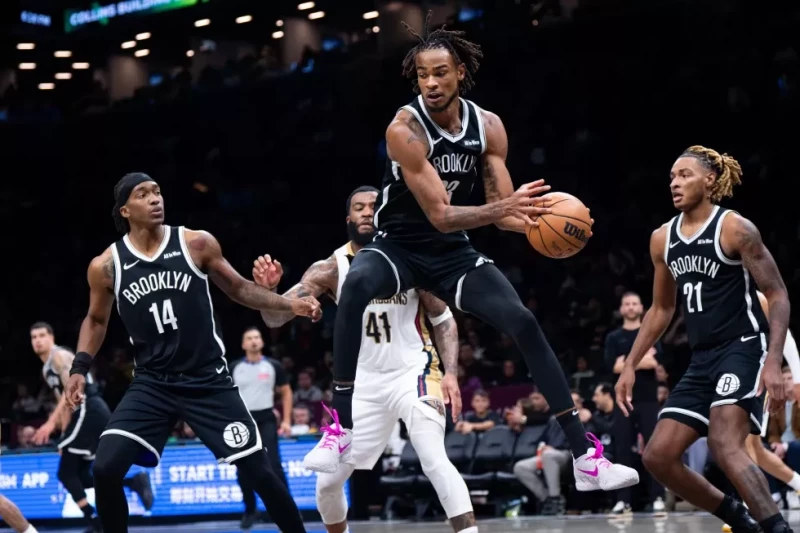 Nic Claxton, de los Nets, atrapa un balón en el encuentro del 6 de diciembre de 2025, ante los Pelicans.