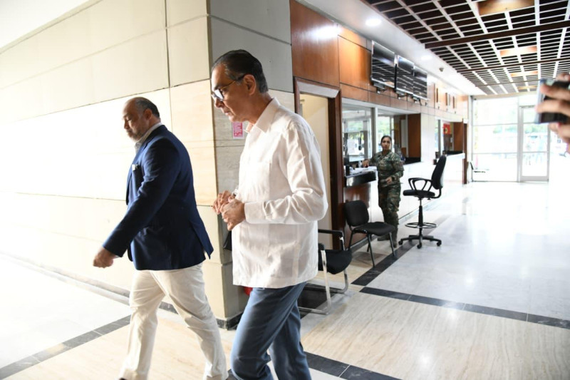 Santiago Hazim y su abogado Miguel Valerio dentro del edificio de la Procuraduría General de la República