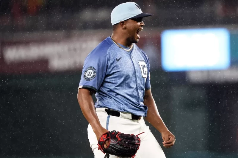 José A. Ferrer, lanzador de los Nacionales, celebra después de un juego de béisbol contra los Medias Blancas, el 27 de septiembre de 2025, en Washington.