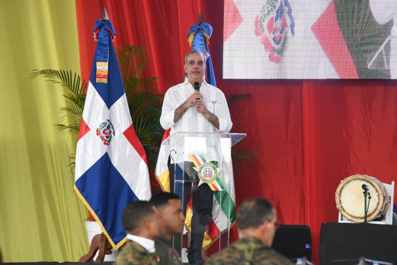 El presidente Luis Abinader este domingo, al encabezar un almuerzo con 2,500 militares en el Campamento 16 de Agosto