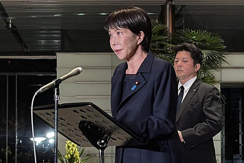 La primera ministra de Japón, Sanae Takaichi, se dirige a los medios de comunicación en Tokio el 8 de diciembre de 2025, tras un terremoto de magnitud 7,6.
Un gran sismo sacudió la costa norte de Japón el 8 de diciembre; la agencia meteorológica del país registró dos tsunamis de 40 centímetros y los medios locales informaron de heridos.