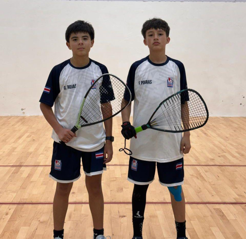 Los costarricenses Felipe Porras y Gabriel Rojas luego de su triunfo sobre Reyansh Chandel y Ashvin Aggarwal, de Estados Unidos.