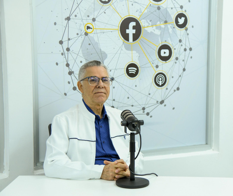 Manuel Jiménez durante su visita a Listín Diario. El cantautor recién lanzó su nuevo álbum "He vuelto por ti".