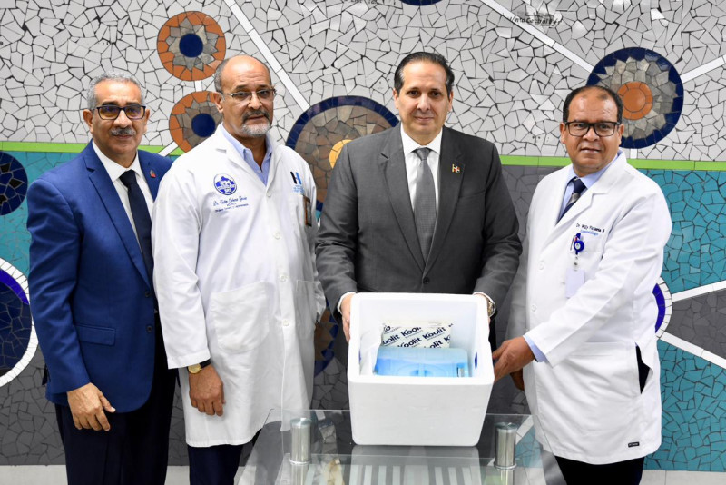 Víctor Atallah muestra algunos medicamentos.