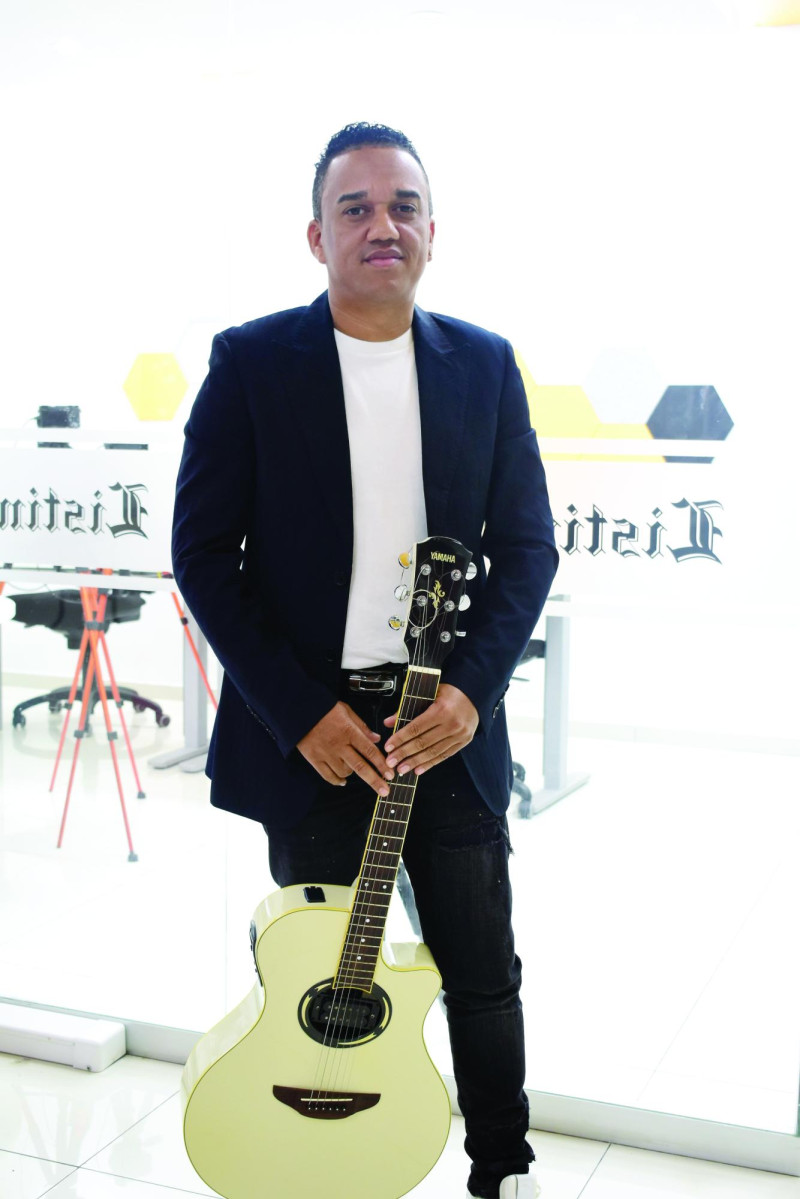 El cantante de bachata Jean Luis Fortuna en su visita a Listín Diario. JORGE MARTÍNEZ/LISTÍN DIARIO