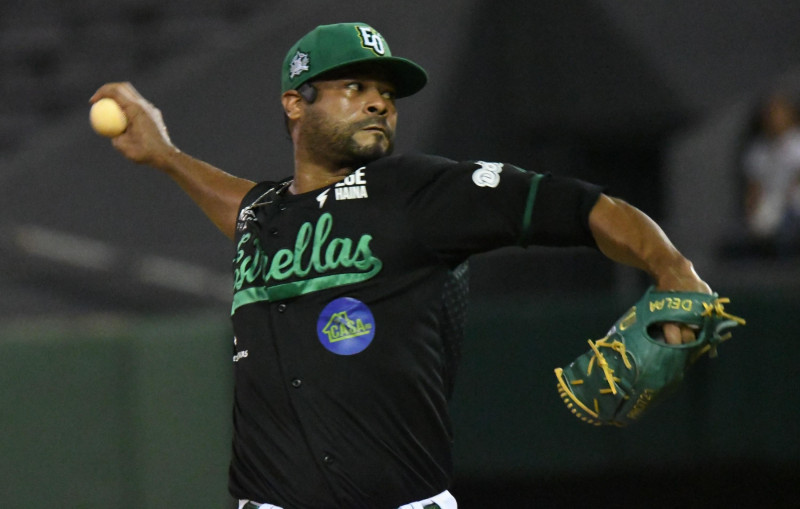 Esmil Rogers realiza un pitcheio ak pentágonio durante su brillante labor monticular en que domesticó a las Aguilas.