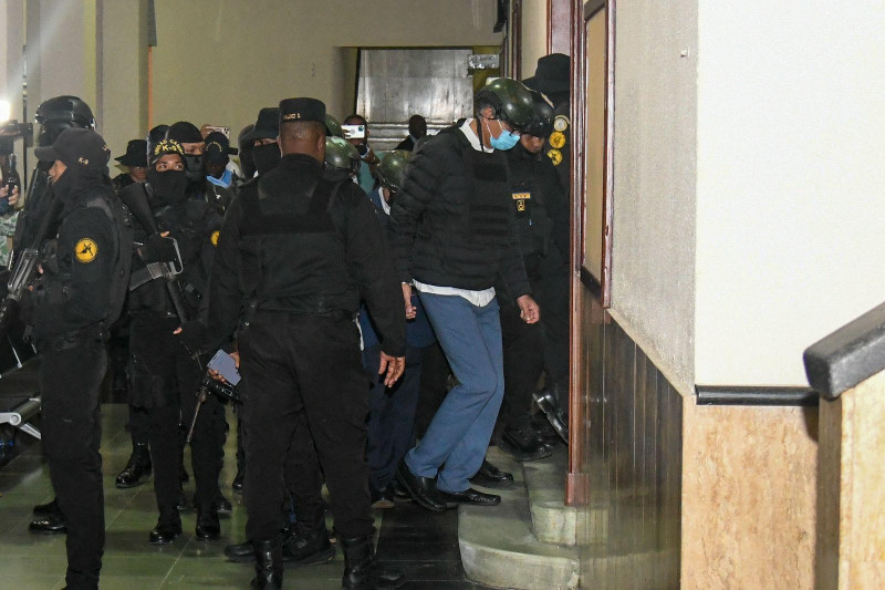 Santiago Hazim, exdirector ejecutivo de Senasa, mientras es trasladado a la sala de audiencias.