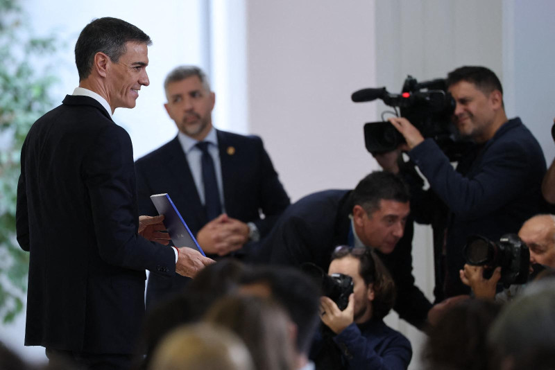 El presidente del Gobierno español, Pedro Sánchez, sostiene un folleto con los logros de su gobierno tras una rueda de prensa en el Palacio de la Moncloa, ayer en Madrid.