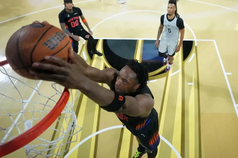 Og Anunoby, de los Knicks, realiza un donqueo en la final de la Copa NBA ante los Spurs, el 16 de diciembre de 2025.