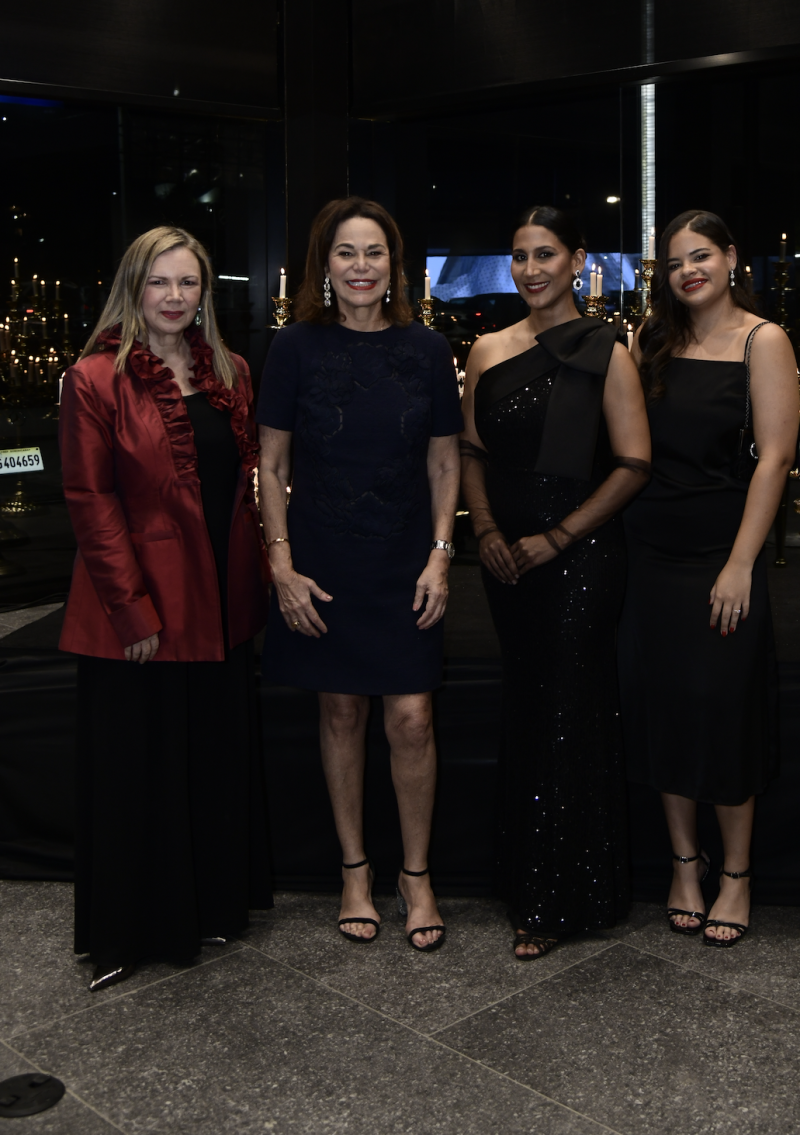 Margarita Miranda de Mitrov, Rosanna Rivera, Nathalie Peña Comas y María
Amelia Cerón Victoria.
