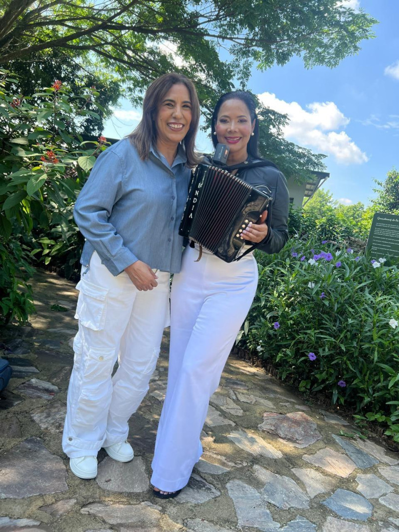 La cantautora católica María Marcelino y La India Canela unieron sus voces en el tema "Soy testigo de su amor".