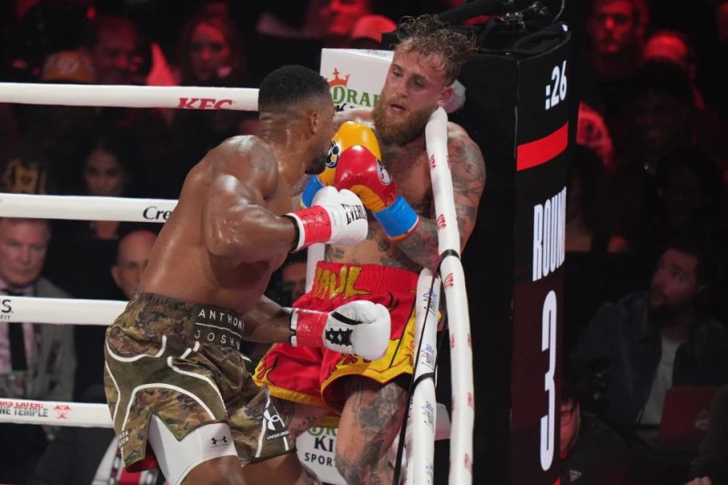 Anthony Joshua en acción ante Jake Paul durante su combate de peso pesados la noche del viernes.