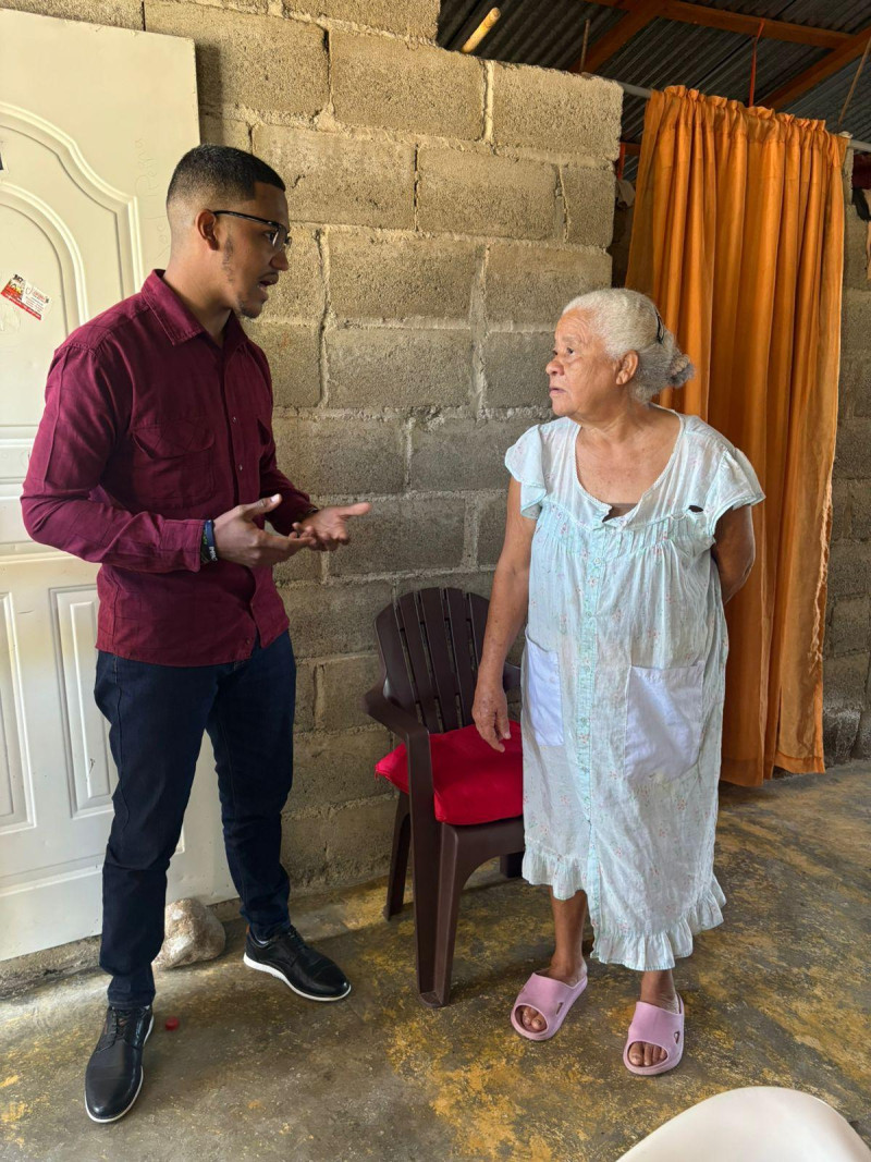 Mercedes Liz Padilla, de 72 años, entrevistada por el periodista Hansy Martínez.