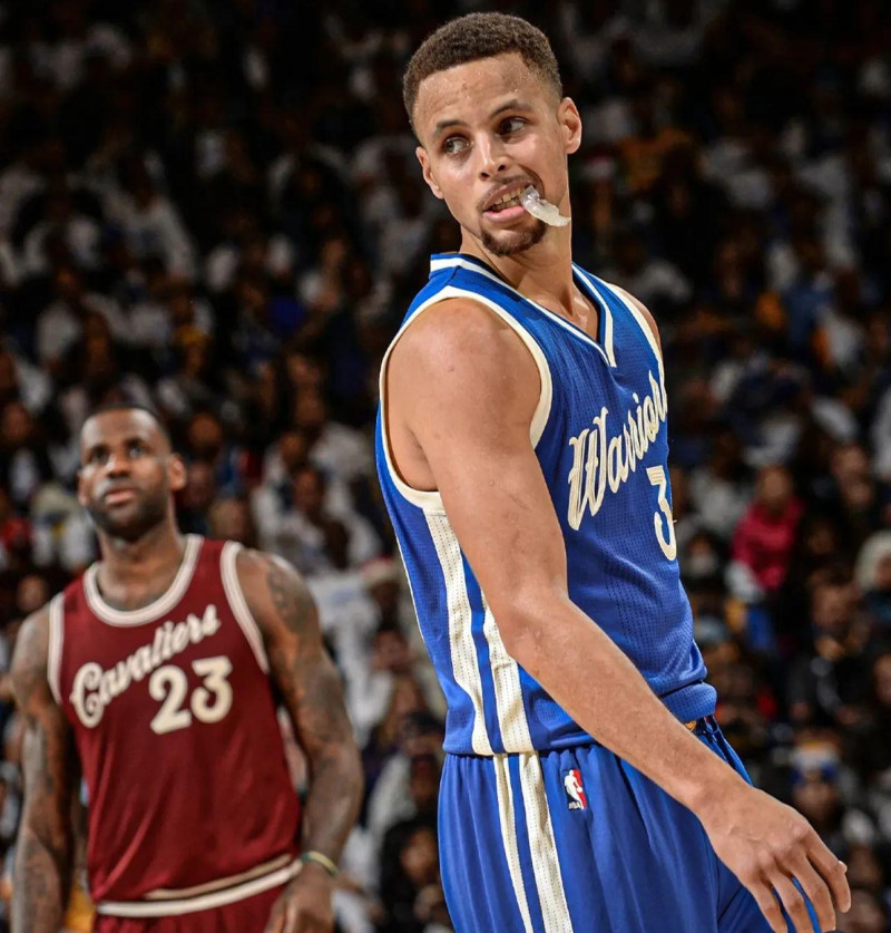 Stephen Curry y LeBron James en un juego de Navidad en la década pasada.