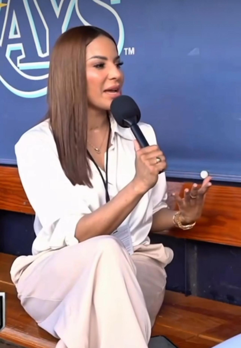 Verónica Batista visita familia de escasos recursos en el sector 27 de febrero.