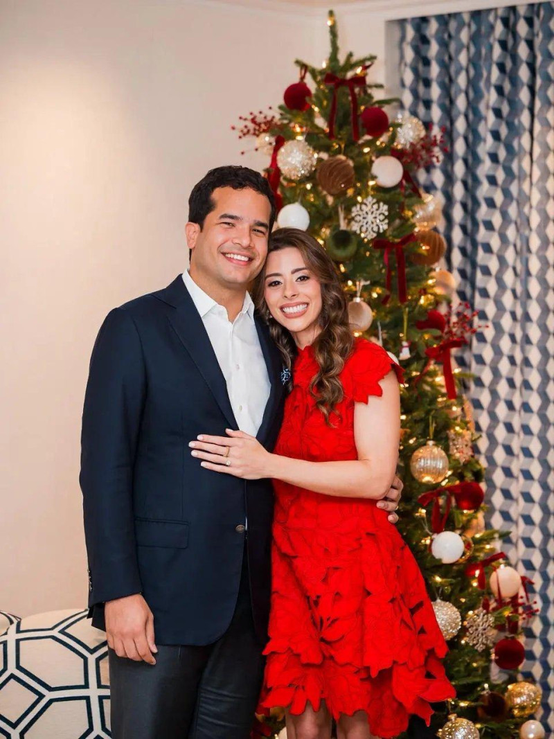 El senador del Distrito Nacional, Omar Fernández se comprometió con su pareja, Alexia Rubio.