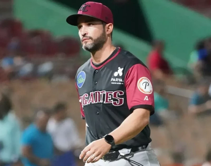 José Leger vuelve al dogaut tras sustituir a un lanzador.