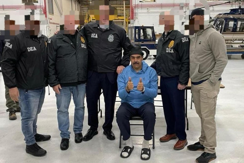 Fotografía que muestra al presidente de Venezuela, Nicolás Maduro (c), escoltado por agentes de la Administración para el Control de Drogas, luego de su captura este sábado, en Nueva York (Estados Unidos).