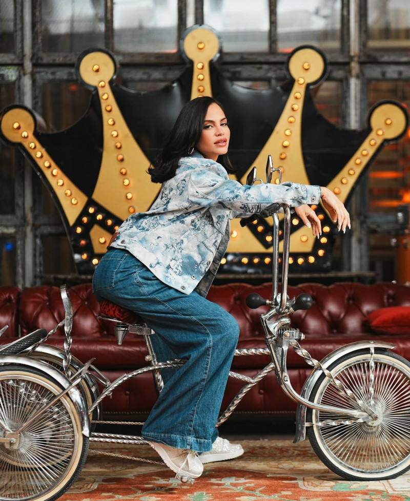 Natti Natasha celebra el crecimiento de su música durante una pausa personal mientras disfruta de la maternidad.