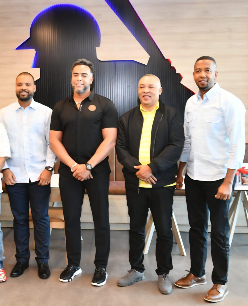 En la gráfica Miguel Matos, Nelson Cruz, Juan Núñez y Henry González durante el encuentro en que se dieron informaciones importantes con relación al Clásico Mundial de Béisbol.