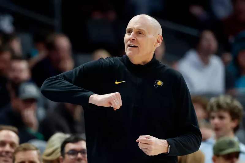 Rick Carlisle, entrenador de los Pacers, argumenta tras una llamada de fout en el partido frente a los Hornets en Charlotte, el 8 de enero de 2026.