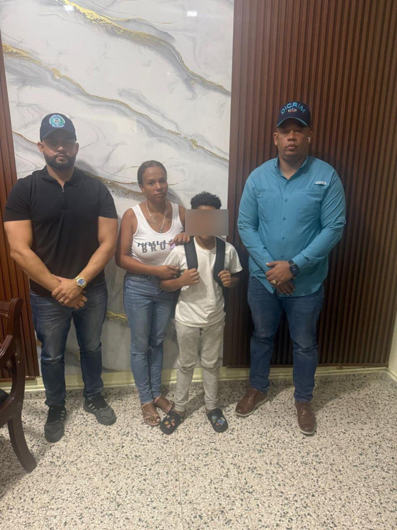 Autoridades y madre del menor reportado como desaparecido en La Vega.