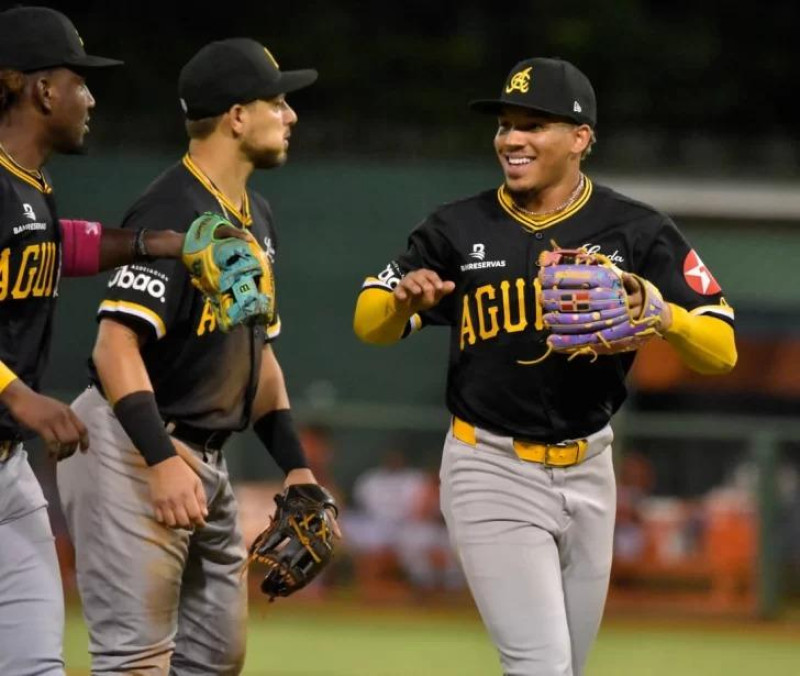 Geraldo Perdomo, Christian Adames y Ángel Genao lucen sonrientes luego de la emocionante victoria que las Águilas lograron sobre los Toros.